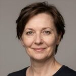 Профессиональный портрет уверенного бизнесмена из компании Свадьба Крит на нейтральном размытом фоне