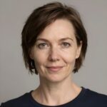 Профессиональный портрет уверенного бизнесмена из команды Свадьба Крит на нейтральном размытом фоне